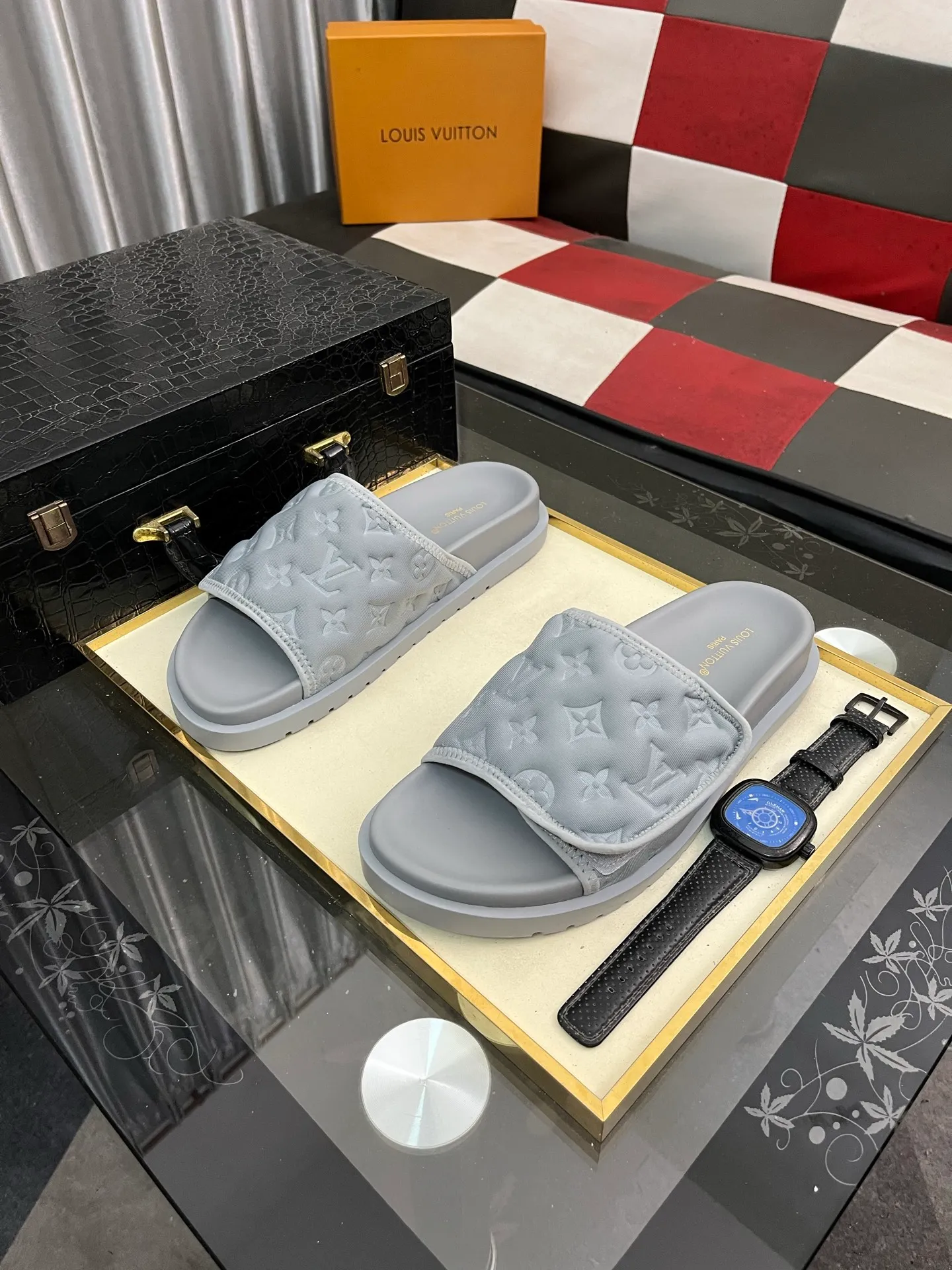 Men's men's shoes💰320⌚️⌚️[Louis Vuitton LV slippers] (high-end cowhide) counter 1:1 fashion style summer must-have! The designer used LV’s iconic outsole. The original simple slippers instantly become fashionable! The upper is made of flexible special cowhide leather straps alternately, and the workmanship is exquisite! A must-have for stylish men in summer, size 38-44